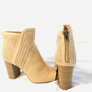 Women bootie shoes still new